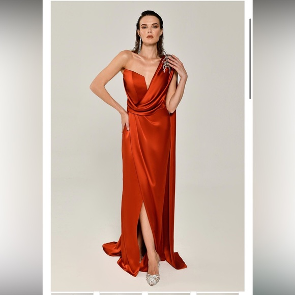 Alfabeta Gown One-Shoulder Embellished Cape Size 0/2 NWOT - Picture 3 of 4